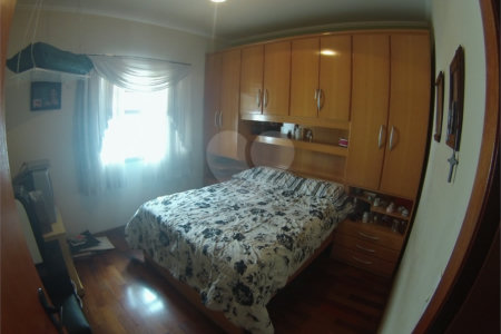 Sobrado com 4 quartos sendo 2 suítes.