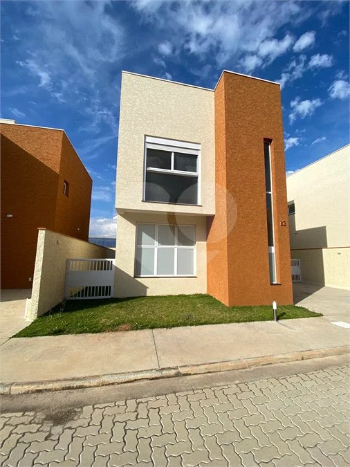 Casa Nova para Venda ou Locação em Condomínio | 3 Suítes e Quintal Privativo