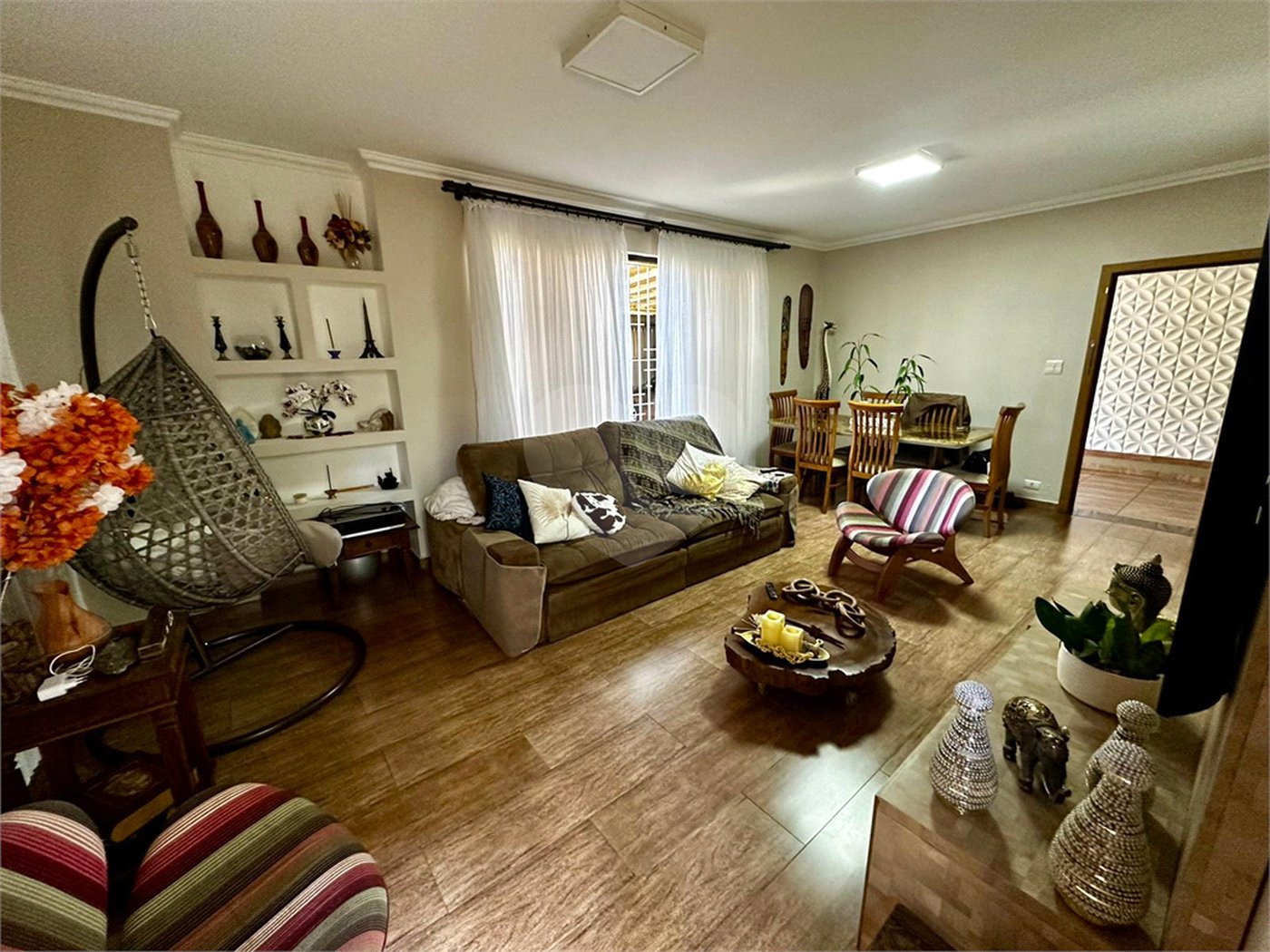 Casa com Piscina e Churrasqueira | 2 Suítes | Edícula | 3 Vagas | 275m²