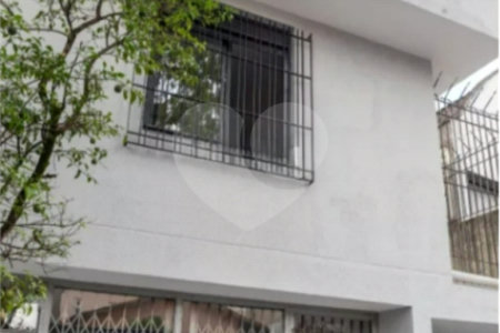 Sua oportunidade única na Vila Gumercindo! Casa espaçosa de 257m² com 4 dormitórios (sendo 2 suítes), 2 vagas de garagem e excelente localização, venda.