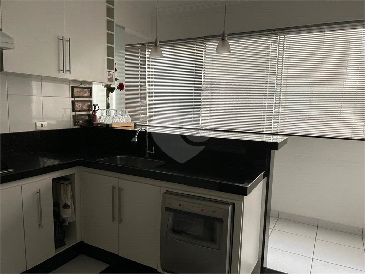 Apartamento amplo com 02 dormitórios, 01 suíte