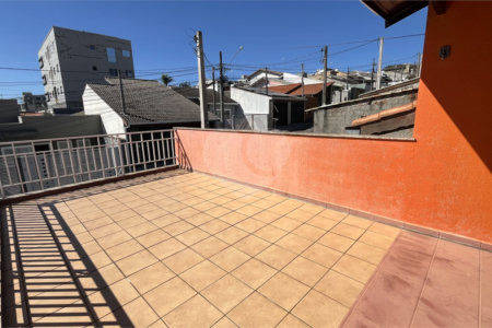 Sobrado a Venda com 3 dormitórios em Atibaia