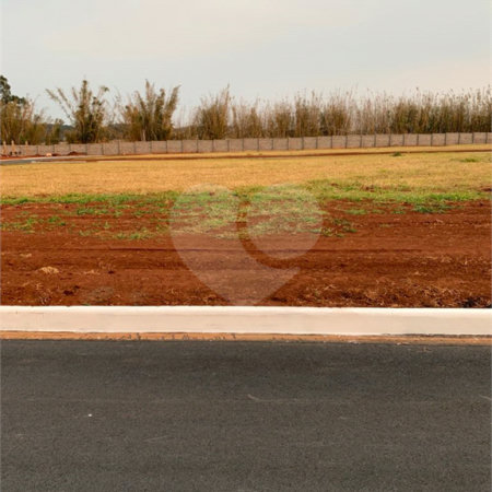 Terreno contendo 252,53 m² de área total .