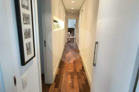 Este amplo apartamento de 290 m², completamente reformado, reúne sofisticação,