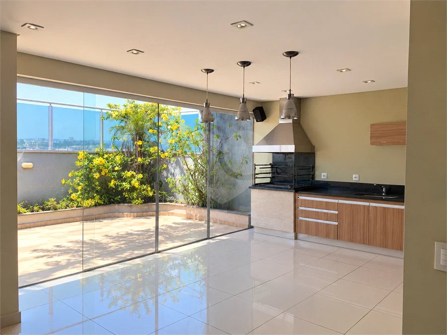 Cobertura de 255 m² com 3 dormitórios, 1 suíte, cozinha planejada, 2 vagas e área gourmet com churrasqueira.
