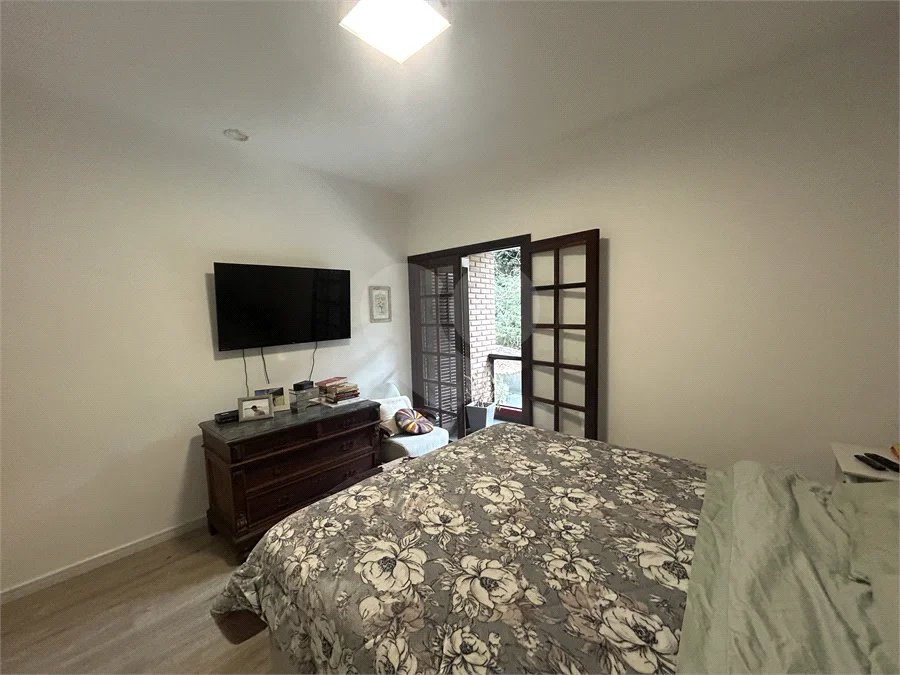 Casa em condomínio com 3 dormitórios, 01 suíte, garagem para 06 carros, área gourmet, piscina.