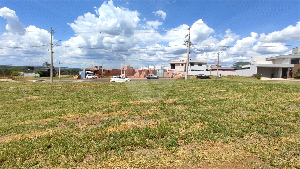 Lote à Venda em São Carlos, no Condomínio Villeneuve I