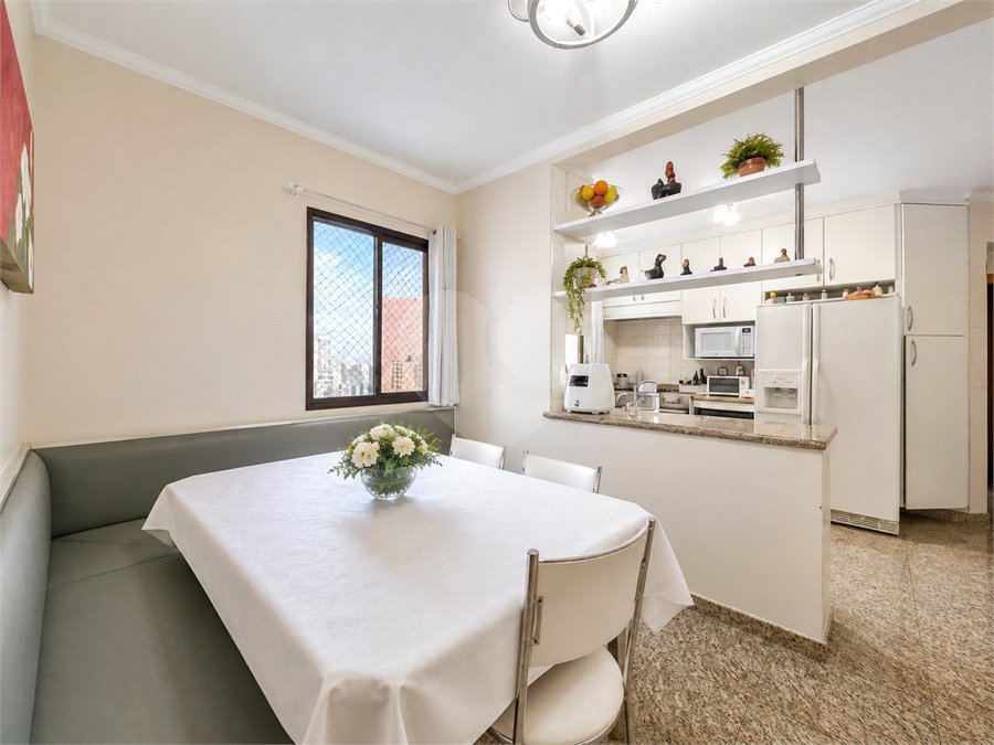 Apartamento de 184 m² em andar alto com 4 dormitórios e 3 vagas em Perdizes