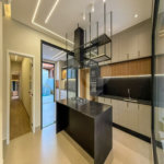 Indaiatuba - Condominio Sapezal - R$ 2.400.000,00 - Área Total 360,00 m² - Área Construída 213,32 m² - TÉRREA - 03 suítes sendo a master com closet; - Escritório; Lavabo; Cozinha com cooktop e planejados; Gourmet com churrasqueira; Ambientes preparados para ar condicionado; Piscina com cascata,