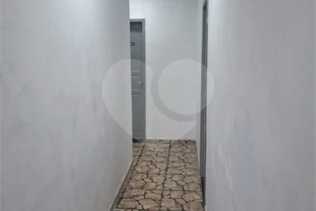 SOBRADO TIPO APARTAMENTO COM 1 QUARTO PARA LOCAÇÃO 38m² - SANTÍSSIMO