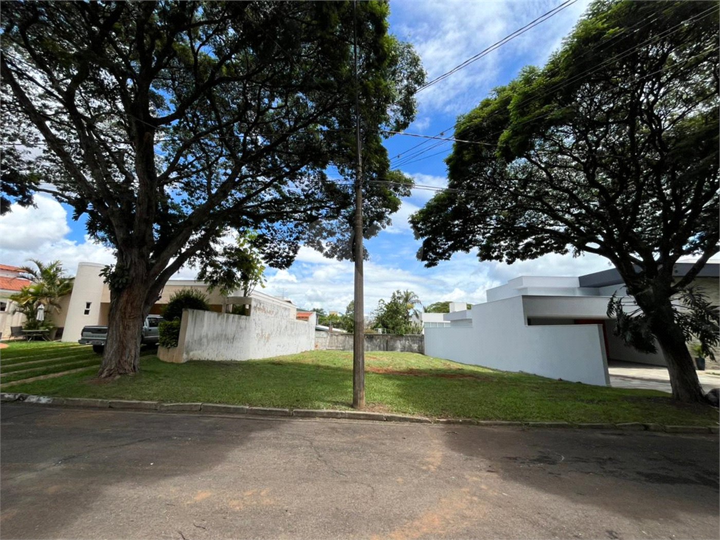Terreno em condomínio fechado com 512 metros