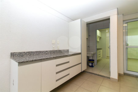 Apartamento com 02 dormitórios, sendo 1 suíte com 02 vagas de garagem