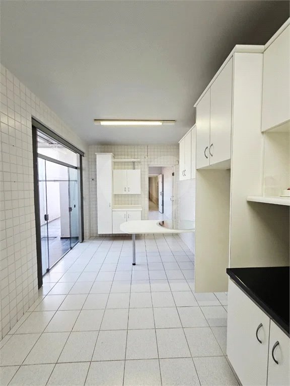 4 dormitórios, 1 suíte, 3 banheiros, 2 vagas, Área Total: 130,00 m², Construído: 174,00 m²