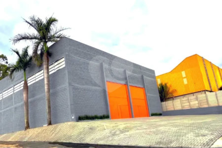 GALPÃO INDUSTRIAL NOVO – 800 M² - Em frente à Rodovia Kanela Forti