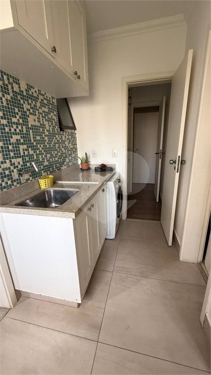 Apartamento de 130 m² com três dormitórios, sendo uma suíte, com armários embutidos, dependências de empregado e lavabo