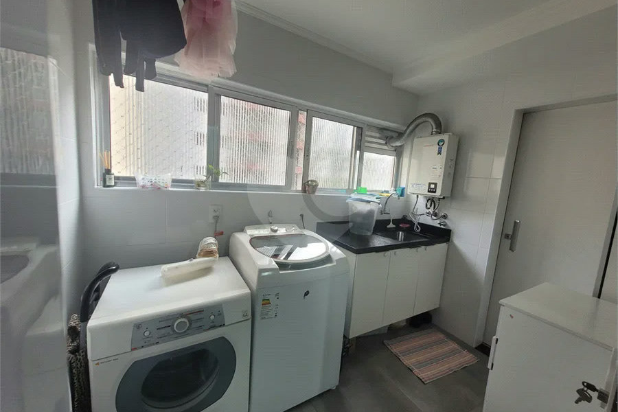 Apartamento de 03 dormitórios totalmente reformado com 02 vagas de Garagem escrituradas e livres.