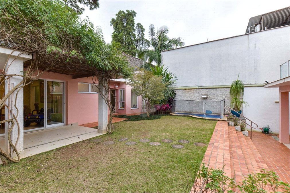 Casa à venda com 4 quartos, sendo 2 suítes,  em Alto da Boa Vista, São Paulo, SP
