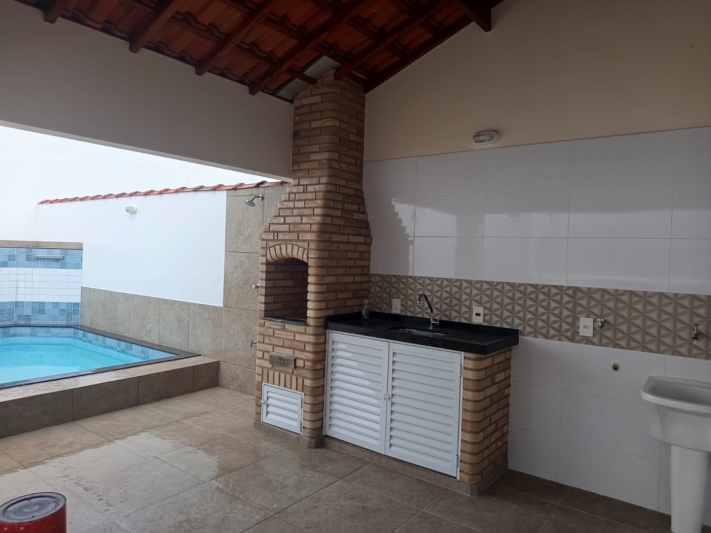 🌊✨ Oportunidade Única na Praia Grande – Casa Nova com Piscina a Apenas 390m do Mar! ✨🌊