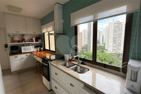 Apartamento de 130 m² com três dormitórios, sendo uma suíte, com armários embutidos, dependências de empregado e lavabo