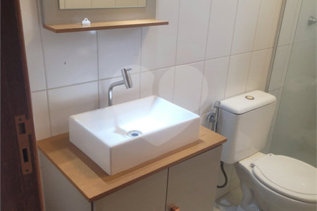 Indaiatuba - Venda - Apartamento no Condomínio Portal das Flores com 64 m², 3 dorms, sendo 2 com armários planejados, , WC social, cozinha planejada e totalmente integrada com a lavanderia, varanda, , 02 vagas de garagem. Excelente localização, a poucos metros do Shopping Polo, mercados, padaria,
