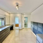 Casa em condomínio Impecável, 4 dorms / 2 suítes, varanda gourmet, piscina, 3 lareiras