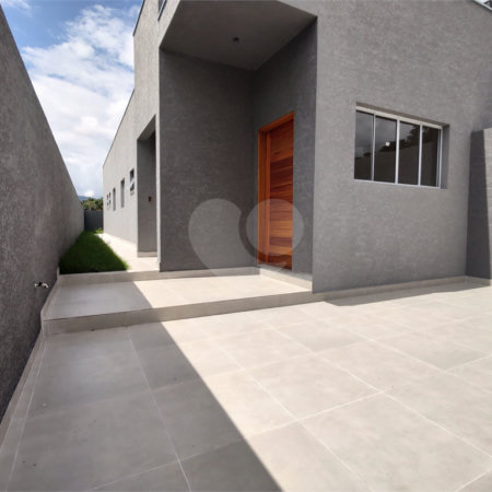 Casa térrea em Atibaia com 3 suítes, sala 2 ambientes, 2 vagas garagem, excelente localização, pronta para morar