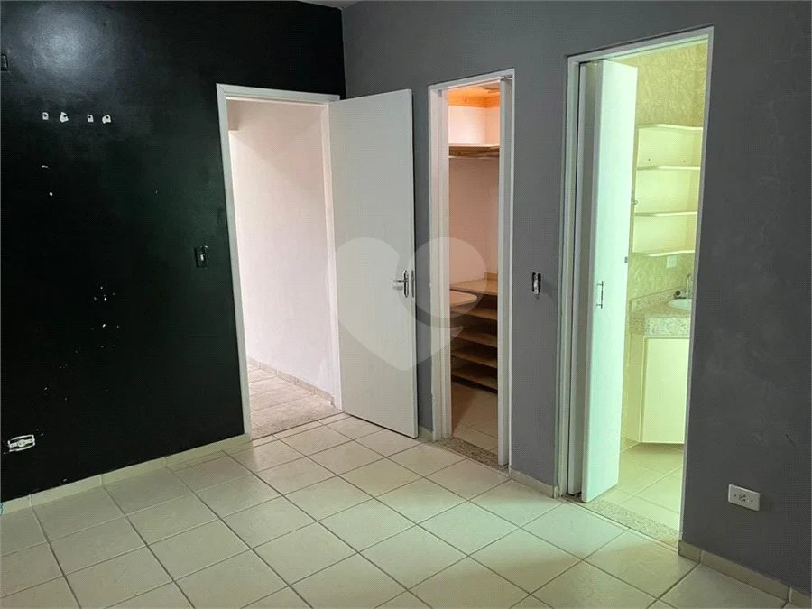 Sobrado com 4 dormitórios, 2 suítes, closet, varandas, escritório, jardim de inverno, espaço gourmet com churrasqueira e fogão a lenha e 3 vagas.