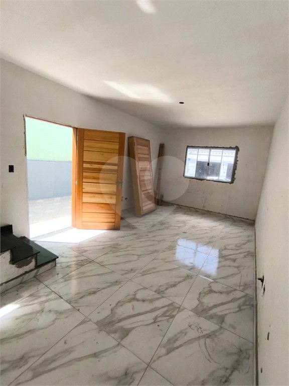Sobrado Novíssimo à Venda – 3 Dormitórios, Suíte, Quintal e 6 Vagas – 132m² de Terreno