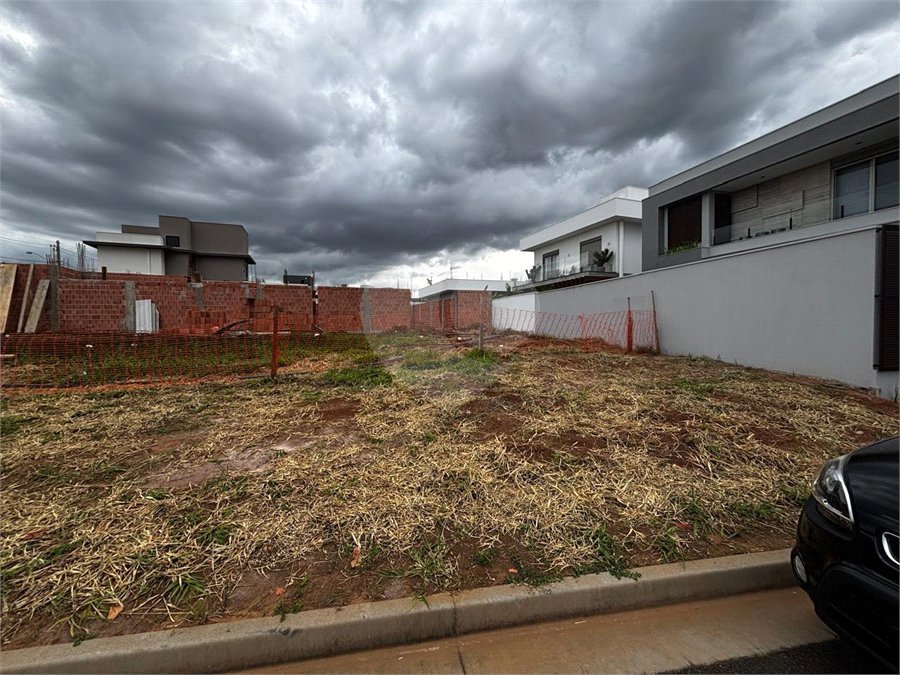 LOTE DE ESQUINA NO CONDOMINIO RESIDENCIAL DAMHA IV
