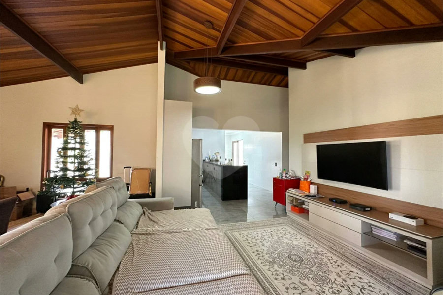 Casa à venda e locação no Condomínio Monte Alegre com 04 suítes.