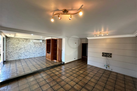 Casa à Venda no Bosque da Saúde com 271m², 3 Dormitórios, 1 Suíte e 4 Vagas
