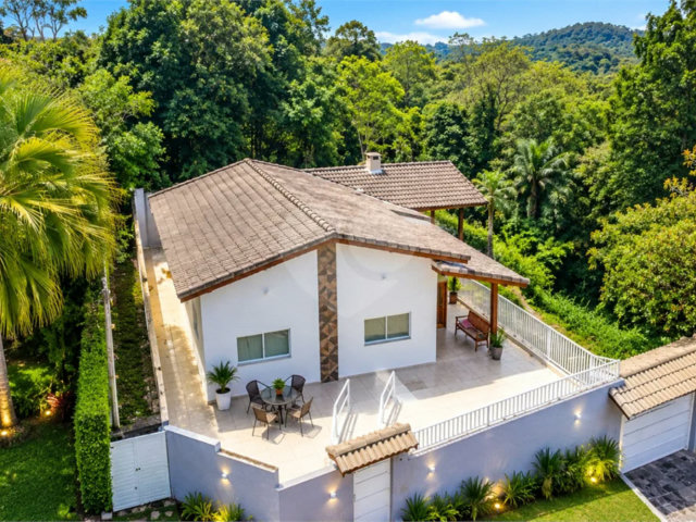 Casa à venda com 2 suítes no condomínio Alpes da Cantareira, Mairiporã - SP