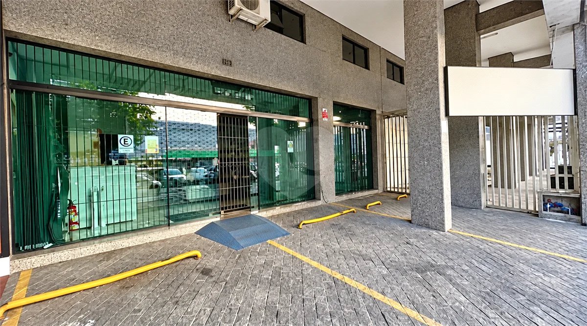 Imóvel comercial de 149 m² em Rudge Ramos, com pé-direito de 6 m, 3 vagas e localização estratégica. Excelente opção para investidores e negócios.