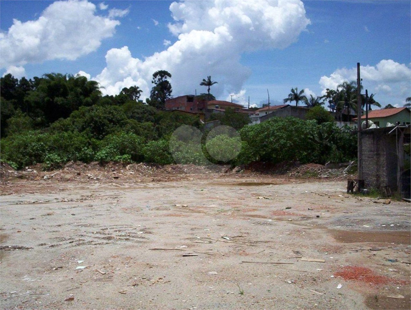 Terreno plano, com 12.000 M² disponivel para construção. Venha fazer uma visita.