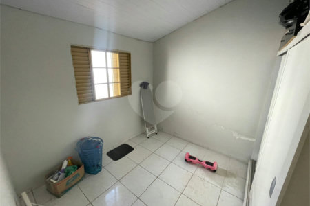Casa térrea e salão comercial a venda no Jardim Bandeirantes.