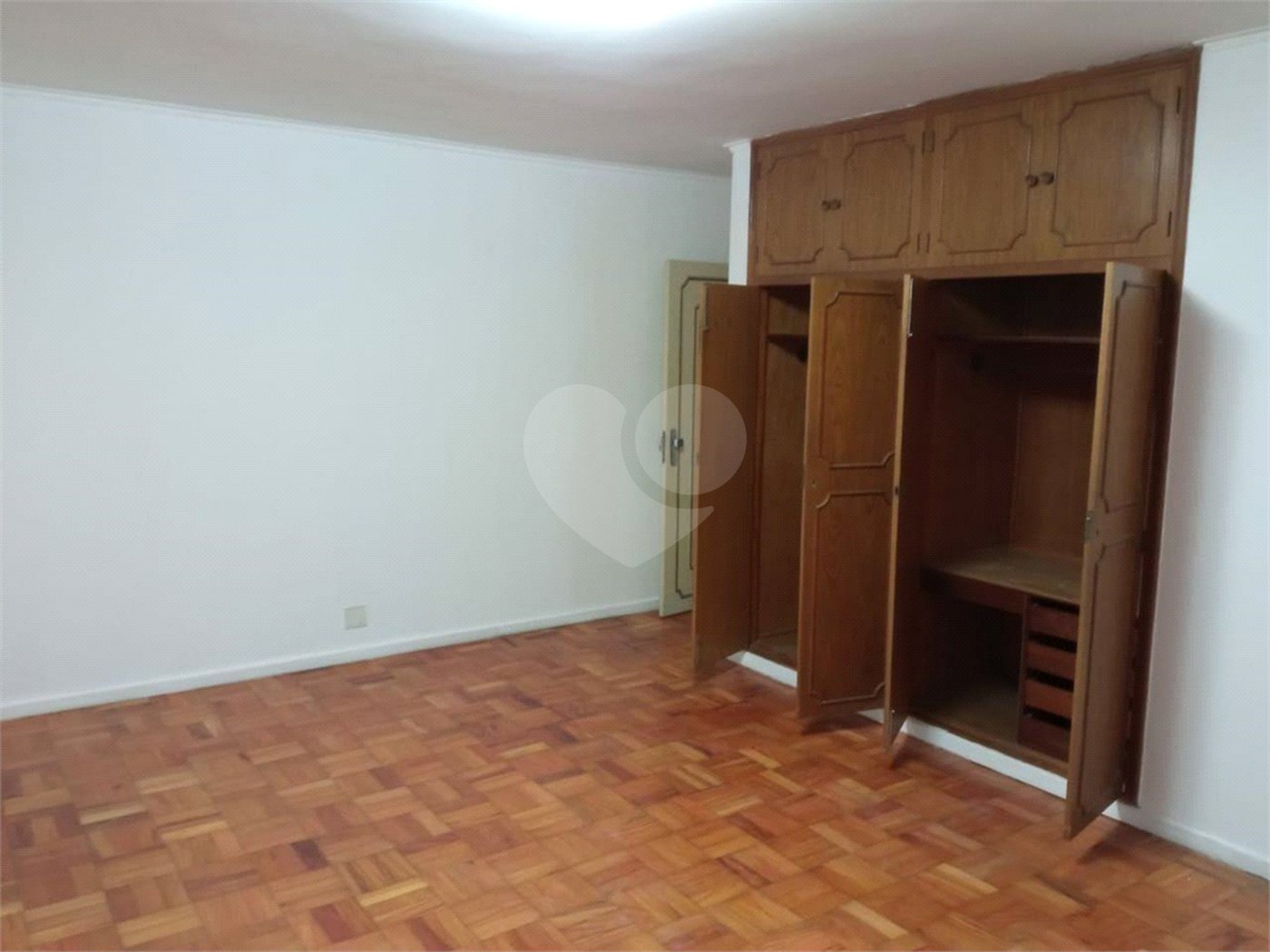 Excelente Sobrado com 04 suítes. Venha fazer uma visita.