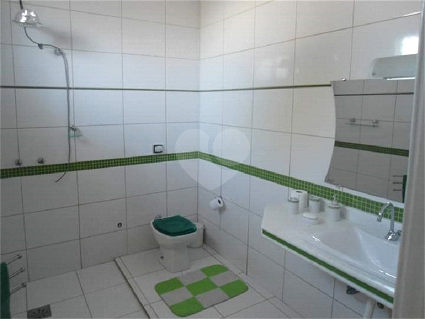 Casa Térrea com dormitórios, sendo 2 suítes.