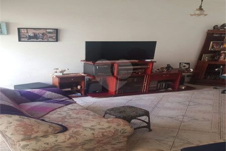 Sobrado à Venda no Parque Fehr – 3 Dormitórios e Área Gourmet em Rua Tranquila