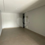 Sobrado de alto padrão no Swiss Park, totalmente reformado, com 4 suítes, piscina, elevador, espaço gourmet, 4 vagas e condomínio com lazer completo.