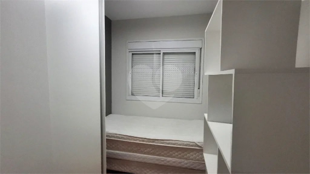 Apartamento com dois dormitórios sendo um climatizado, com duas vagas de garagem.