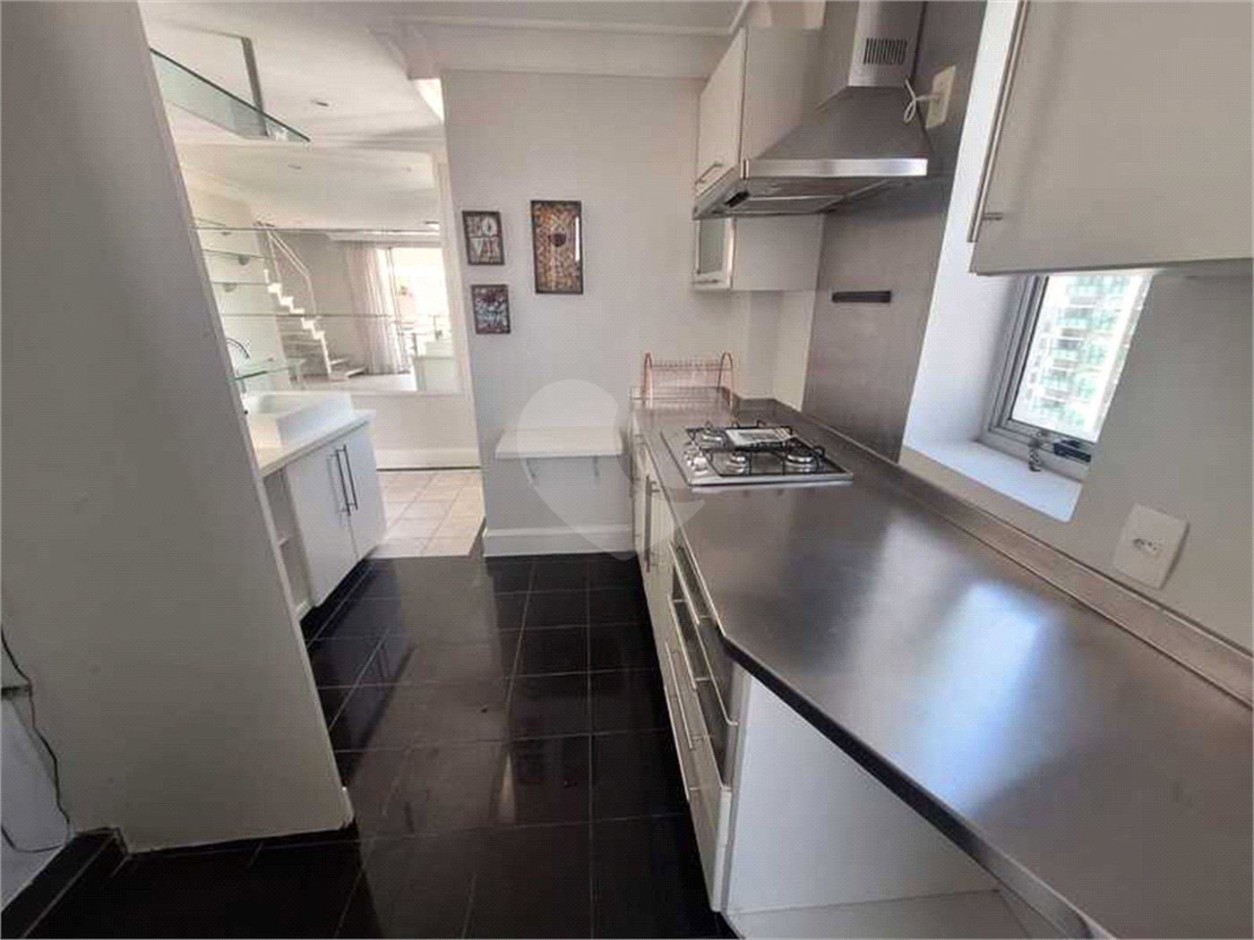 Apartamento para locação com 2 dormitórios, sendo 1 suíte com 02 vagas, totalmente climatizado nos 3 ambientes