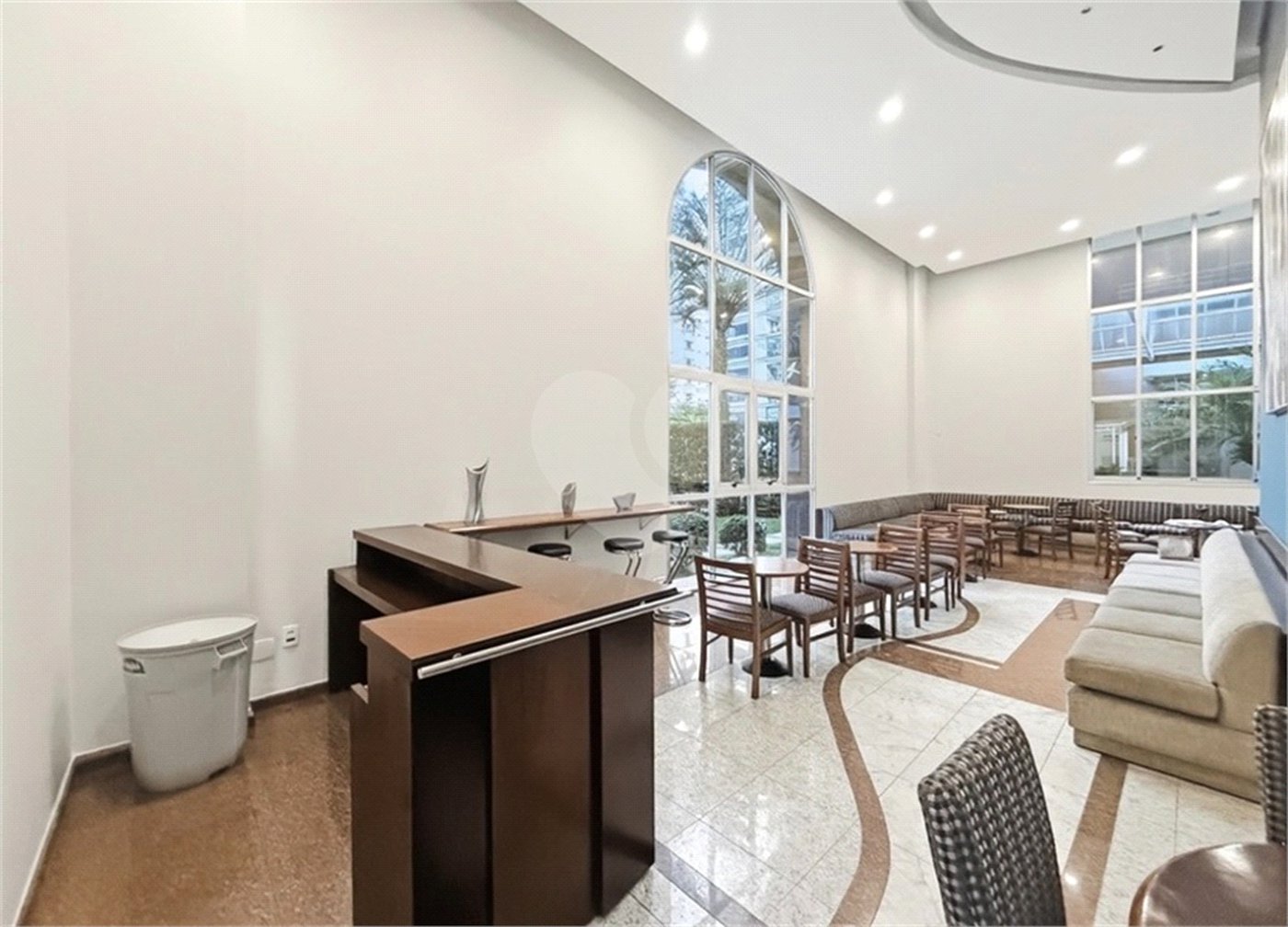 Apartamento para locação com 2 dormitórios, sendo 1 suíte com 02 vagas, totalmente climatizado nos 3 ambientes
