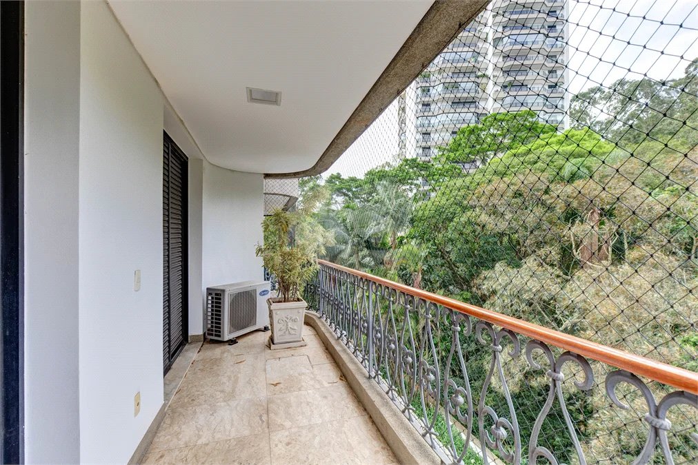 Apartamento no Alto da Boa Vista Condomíno com vasta área verde, lazer e segurança..