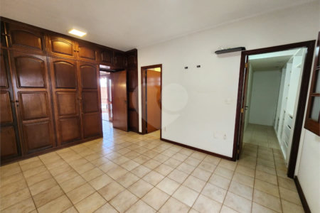 Casa Antiga, Charmosa e Muito Bem Localizada no Condomínio Faber Castell I á venda