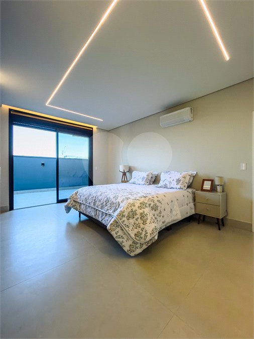 Indaiatuba - Quintas da Terracota - 1252 m² de terreno - casa térrea com 514 m² de área construída -3 vagas de garagem cobertas e 3 descobertas Lavabo - Sala de estar e jantar amplas e integradas - Escritório privativo - Cozinha toda equipada com geladeira, forno, micro-ondas, lava-louças,