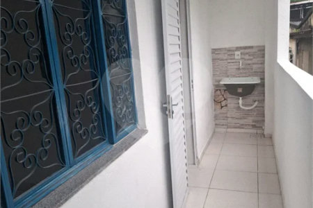 SOBRADO TIPO APARTAMENTO COM 1 QUARTO PARA LOCAÇÃO 42m² - SANTISSIMO