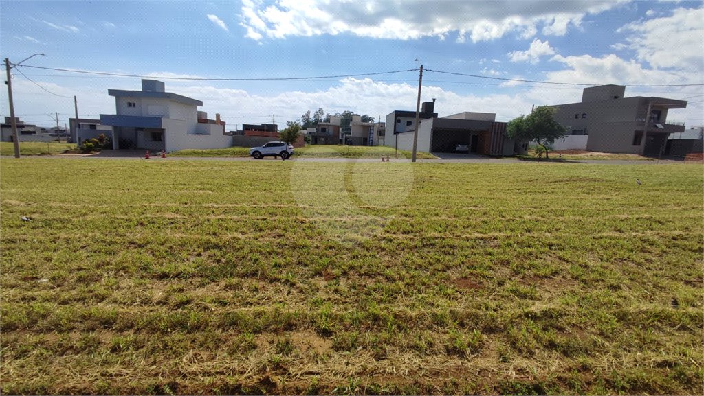 Lote à Venda em São Carlos, no Condomínio Villeneuve I
