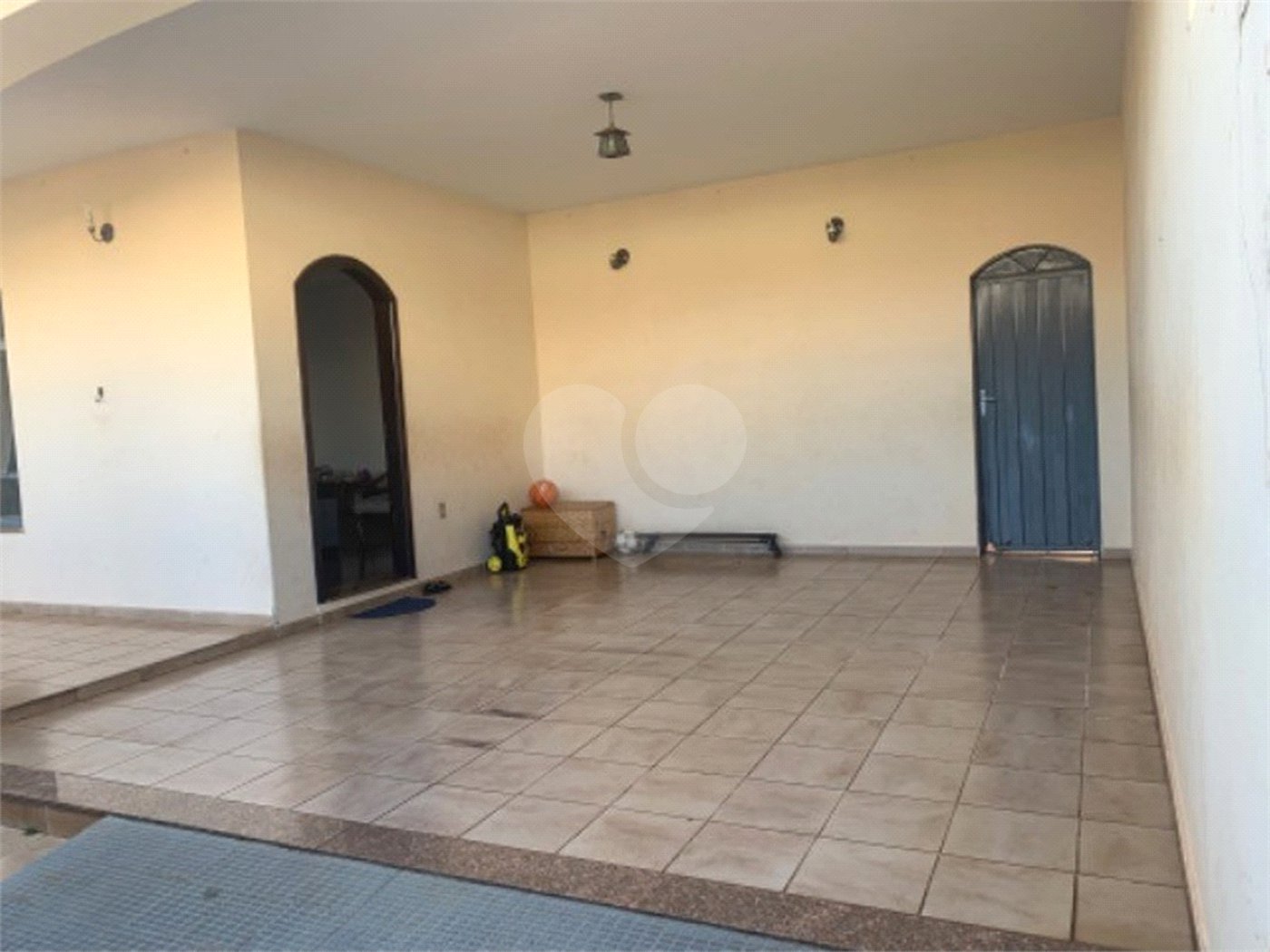 Casa térrea com 3 dormitórios, sendo 1 suíte .