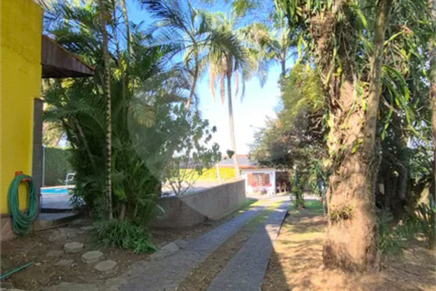 Casa com Piscina, Sauna e Edícula em Rua Arborizada no Tremembé