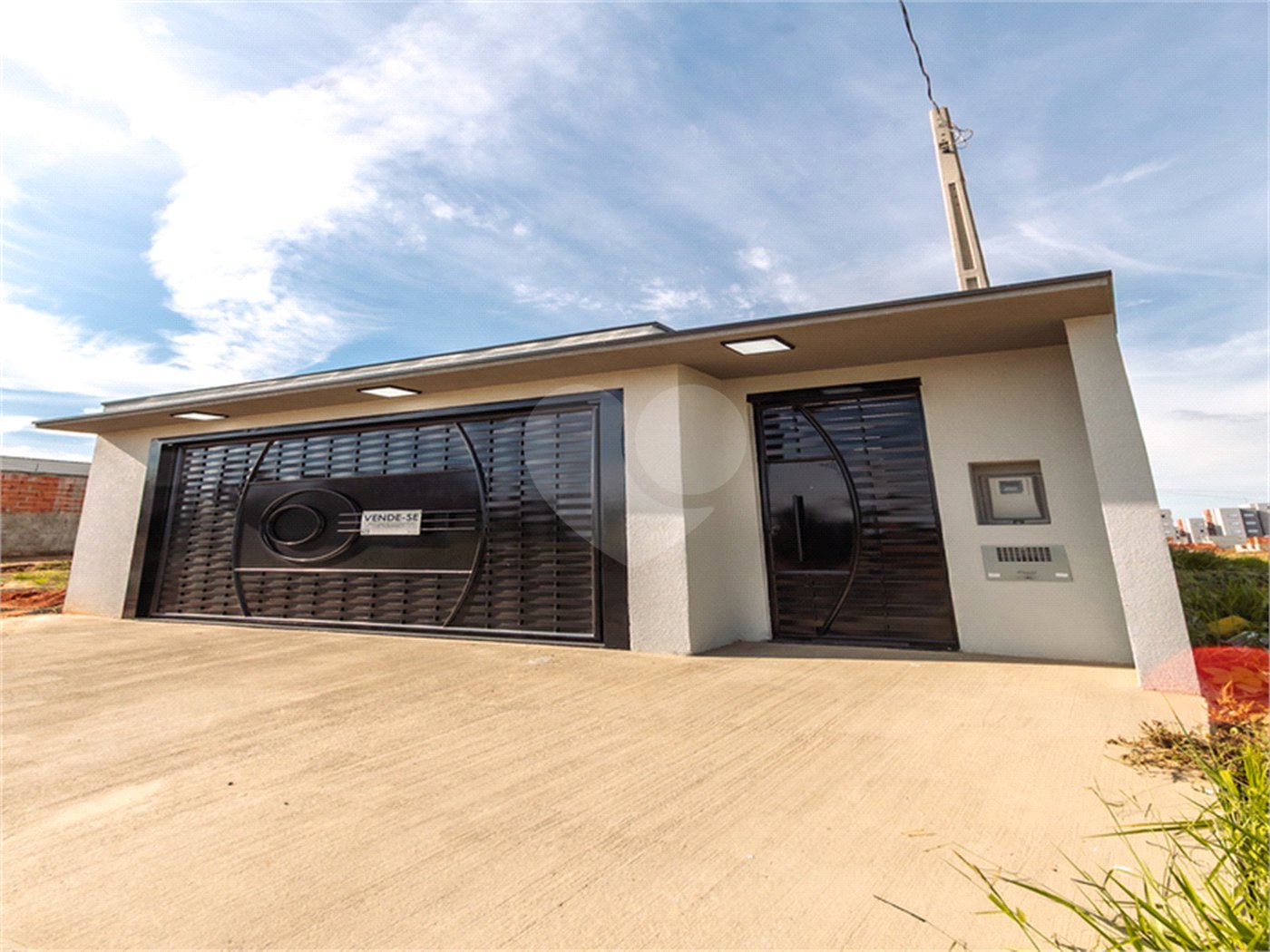 Indaiatuba- Jardim Bom Sucesso - Venda: R$ 765.000,00 - Área total: 150m² Área construída: 115m² - 3 dormitórios sendo 1 suíte com armário planejado; Cozinha integrada; Sala para dois ambientes; Banheiros com box gabinetes e espelhos; Área gourmet com churrasqueira a carvão e móveis planejados;